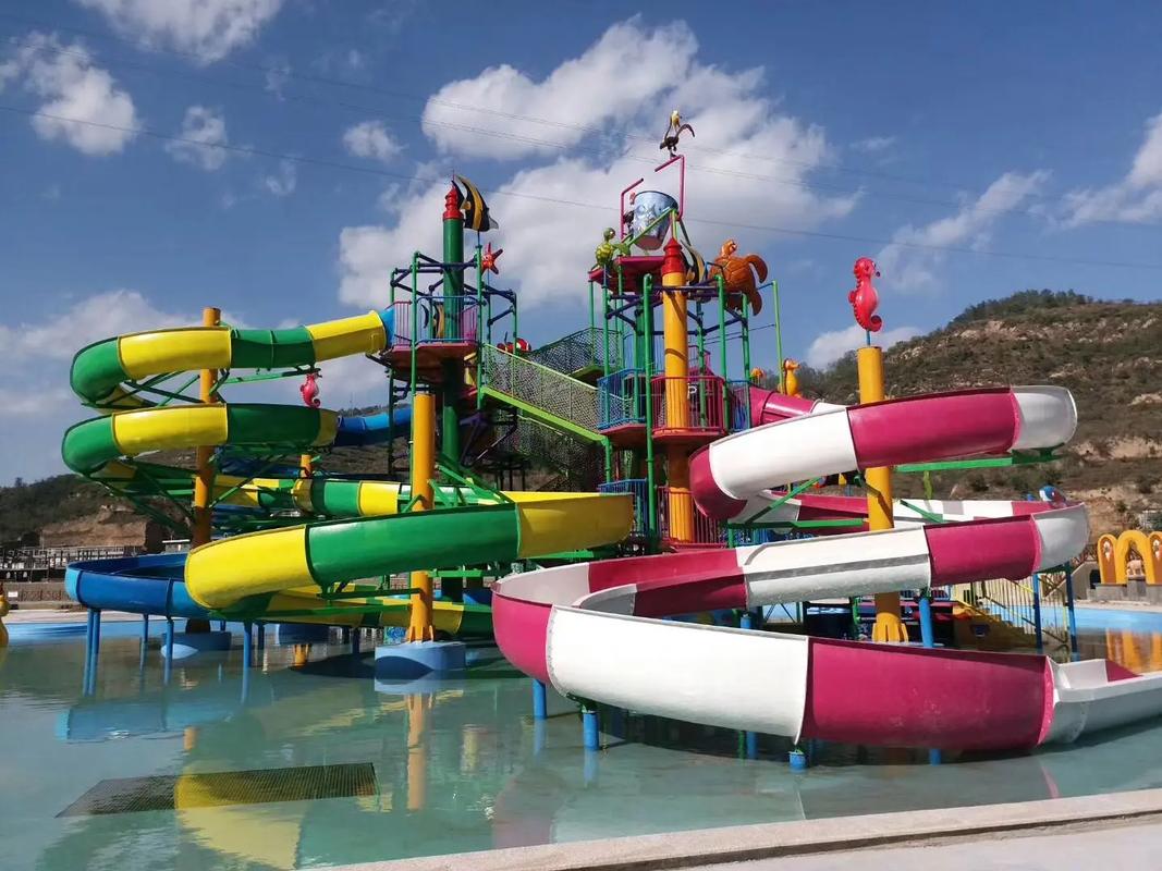 華隆環(huán)保科技 主要生產(chǎn) 經(jīng)營(yíng):水上樂(lè)園設(shè)備 水滑梯